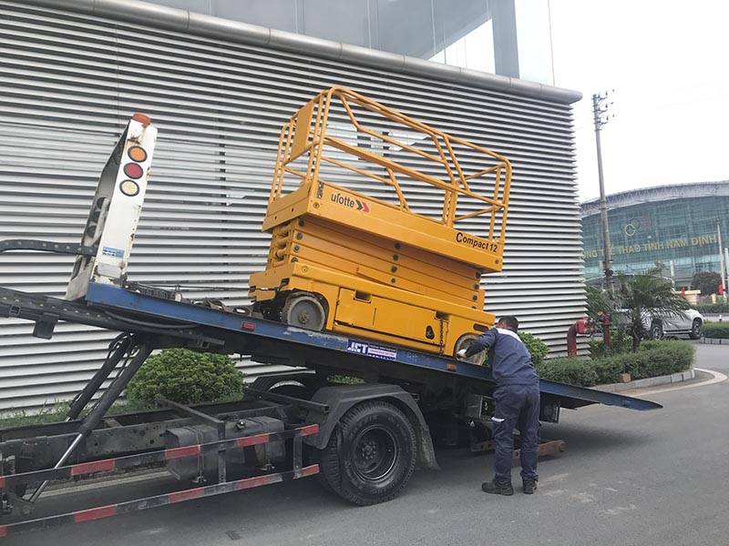 MC Industries giao xe nâng người cắt kéo tại Nam Định