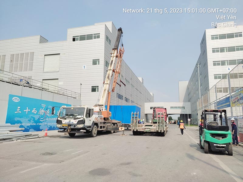 xe nâng hàng kết hợp xe cẩu bánh lốp lắp đặt nâng hạ kiện hàng từ xe fooc vận chuyển