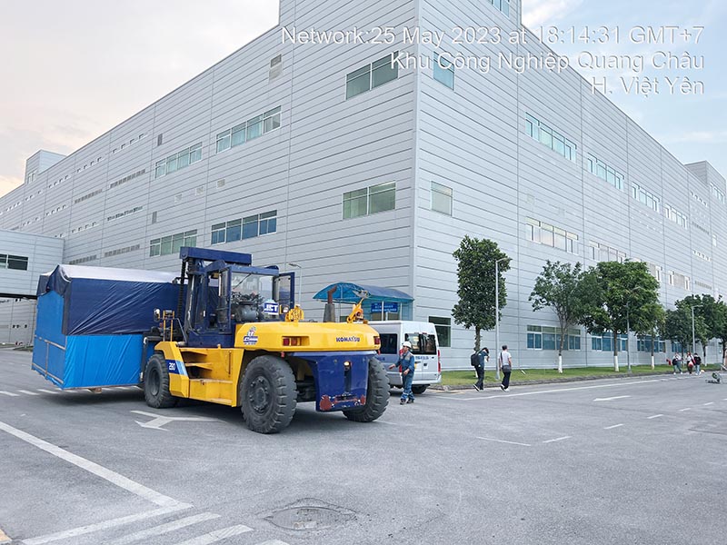 công nhân điều khiển xe nâng hàng 28 tấn di chuyển kiện hàng tại nhà máy
