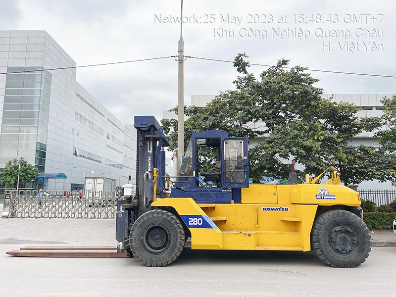 xe nâng hàng Komatsu 28 tấn làm việc tại khu công nghiệp Quang Châu tỉnh Bắc Giang