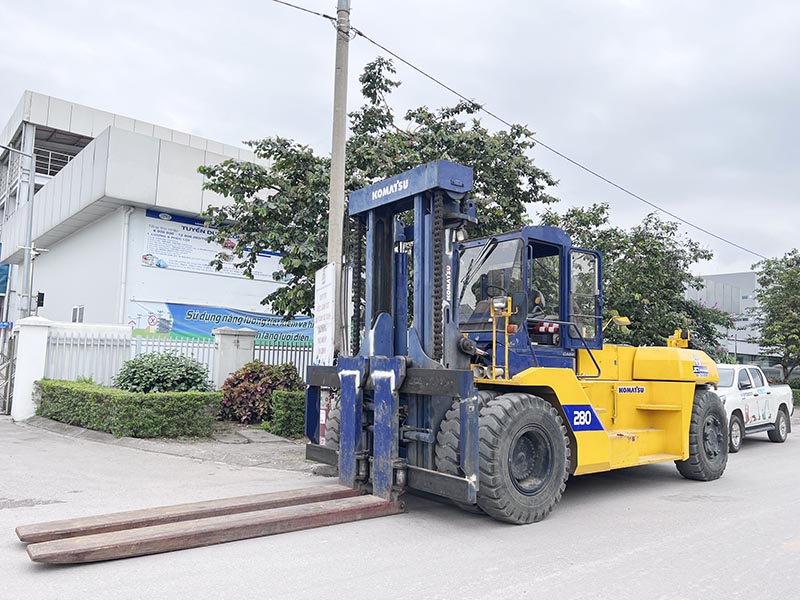 xe nâng hàng Komatsu 28 tấn