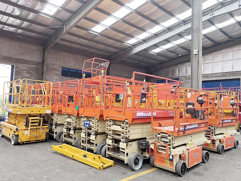 kho máy xe nâng người cắt kéo jlg của MC Industries