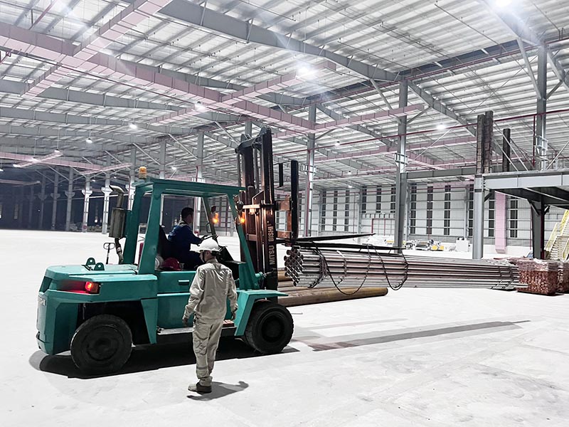 công nhân vận hành xe nâng hàng di chuyển hàng hoá