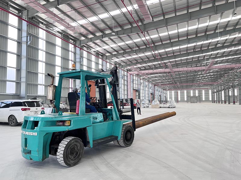 công nhân vận hành xe nâng hàng 5 tấn Mitsubishi di chuyển sắt thép