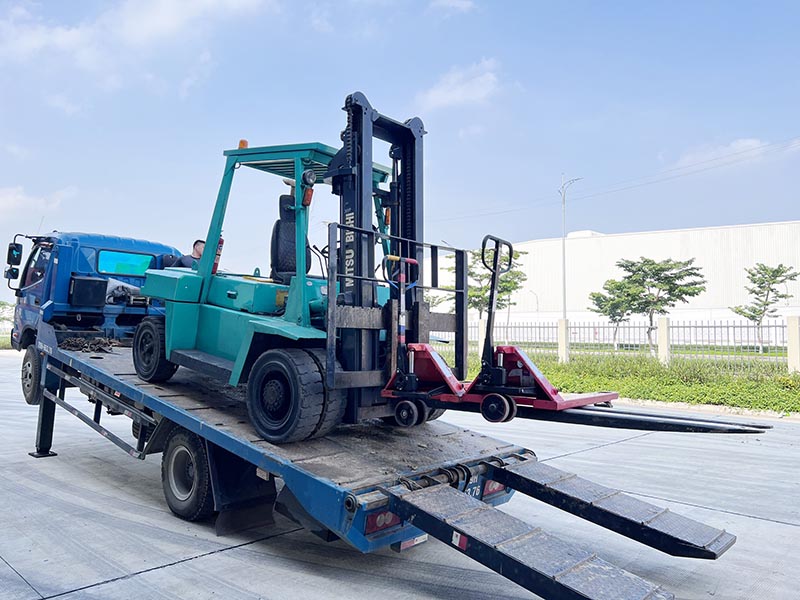 sử dụng xe nâng đầu để chuyển xe nâng hàng