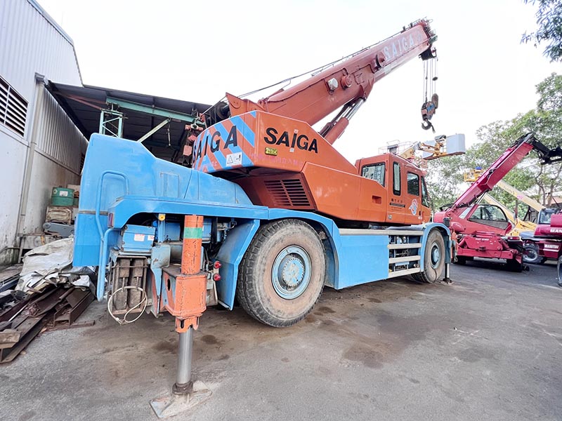 MC Industries cho thuê xe cẩu bánh lốp KATO 65 tấn