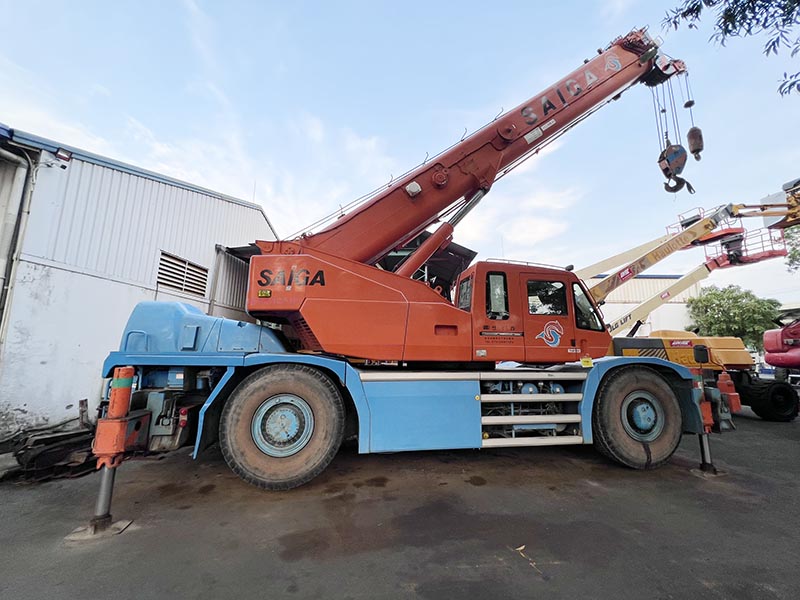 xe cẩu bánh lốp KATO 25 tấn