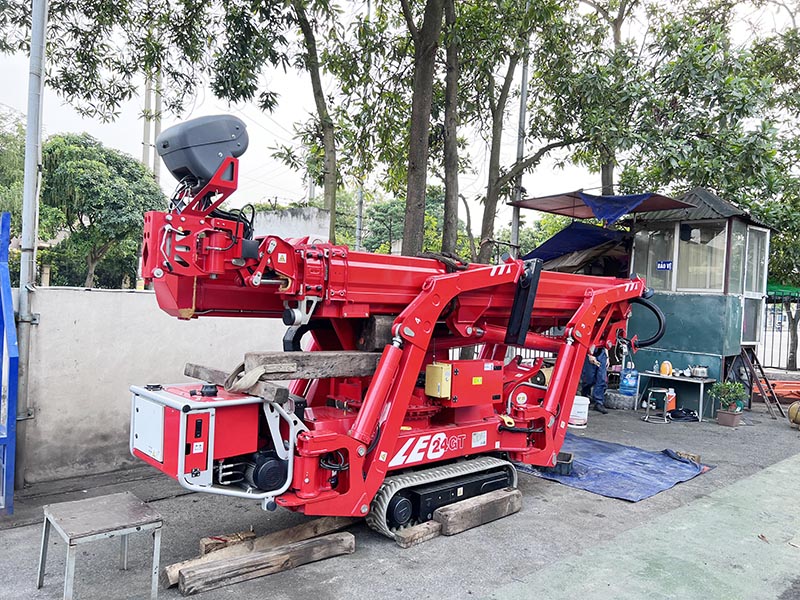 xe nâng người dạng chân nhện 24 mét làm việc