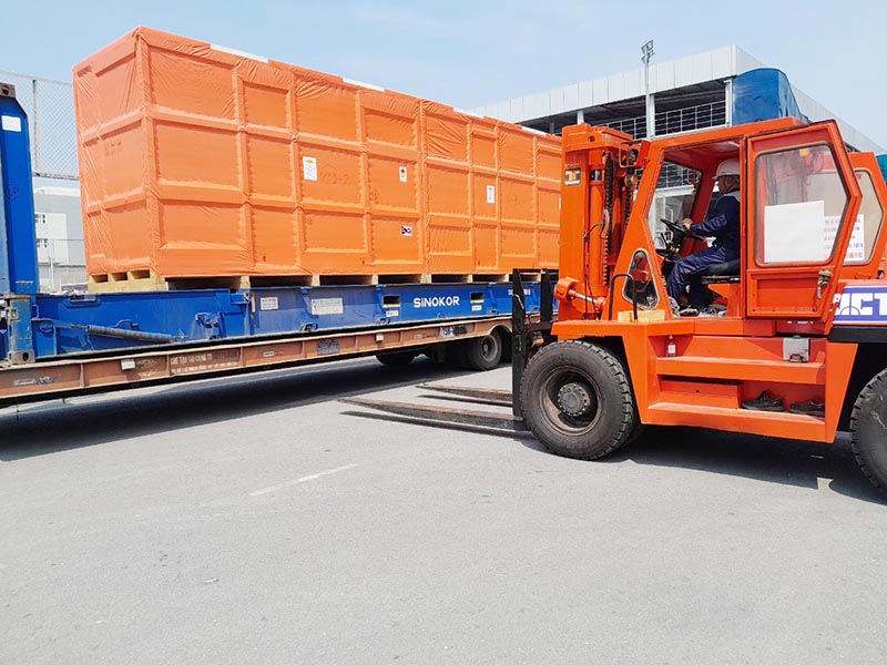 xe nâng hàng nâng hạ thùng hàng từ xe vận chuyển