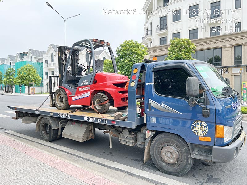 Vận chuyển xe nâng hàng 3 tấn bằng xe trượt sàn