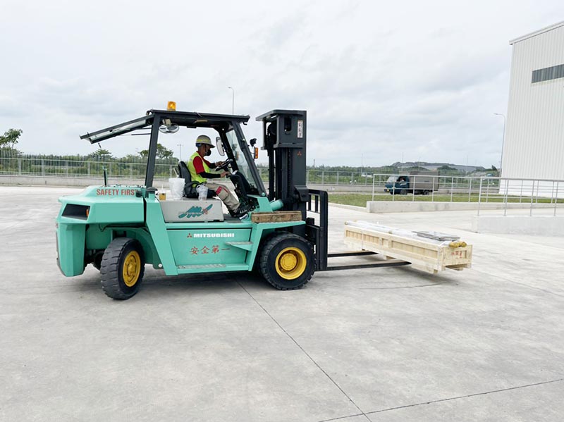 xe nâng hàng 5 tấn mitsubishi di chuyển kiện hàng đóng sẵn