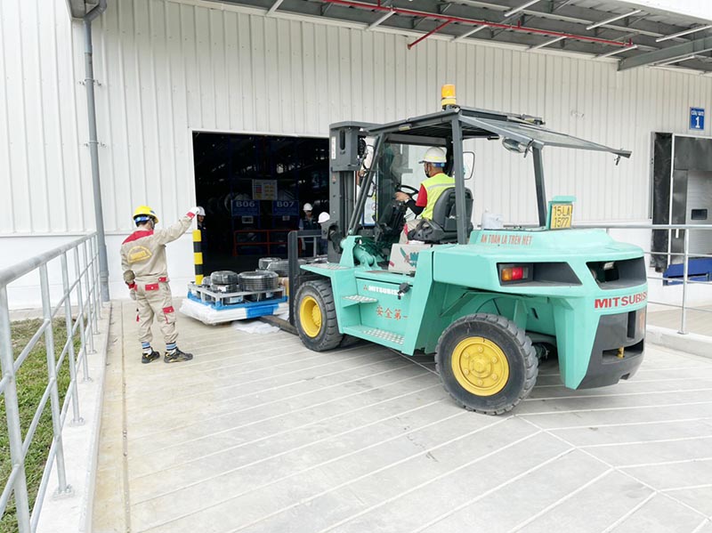 xe nâng hàng 5 tấn mitsubishi di chuyển hàng hoá vào nhà máy
