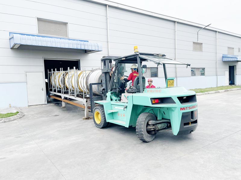 xe nâng hàng 5 tấn mitsubishi di chuyển máy công nghiệp vào trong nhà máy
