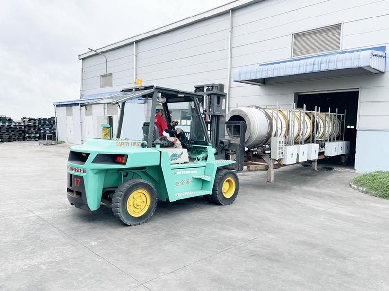 xe nâng hàng 5 tấn mitsubishi di chuyển máy công nghiệp vào trong nhà máy