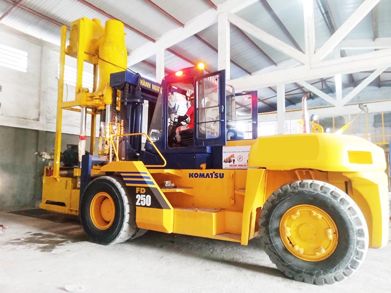 xe nâng hàng 25 tấn Komatsu FD250