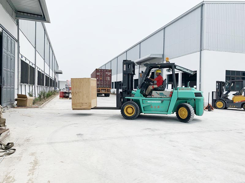 Công nhân di chuyển hàng hoá, kiện hàng đóng sẵn vào nhà máy bằng xe nâng hàng