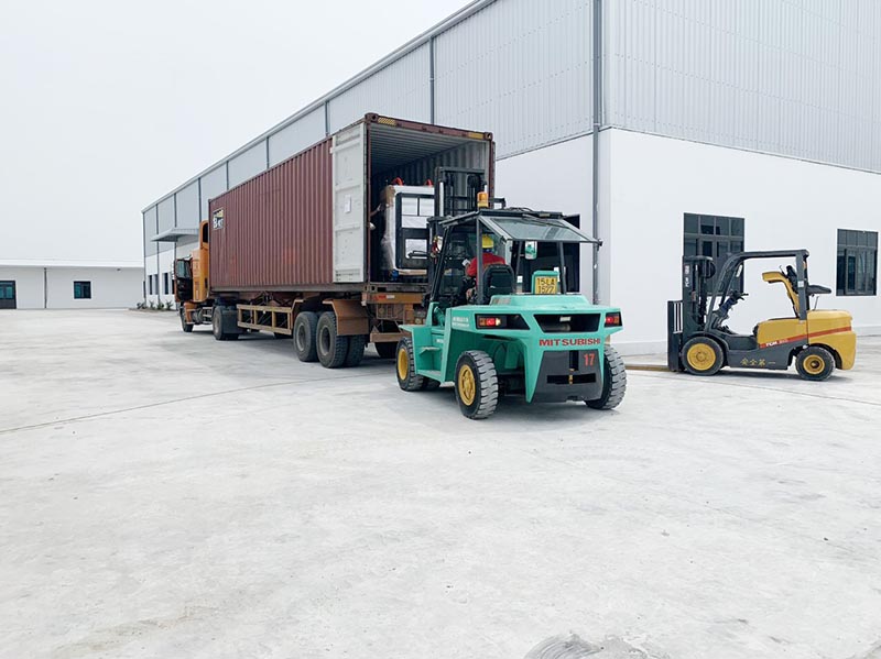 xe nâng mitsubishi hỗ trợ nâng hạ hàng hoá từ container