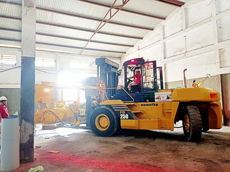 xe nâng hàng 25 tấn FD250 Komatsu