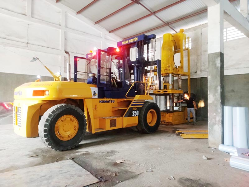 xe nâng hàng 25 tấn FD250 Komatsu