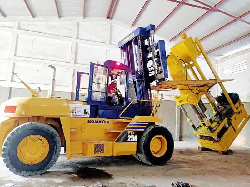 xe nâng hàng 25 tấn di chuyển máy dập công nghiệp vào vị trí