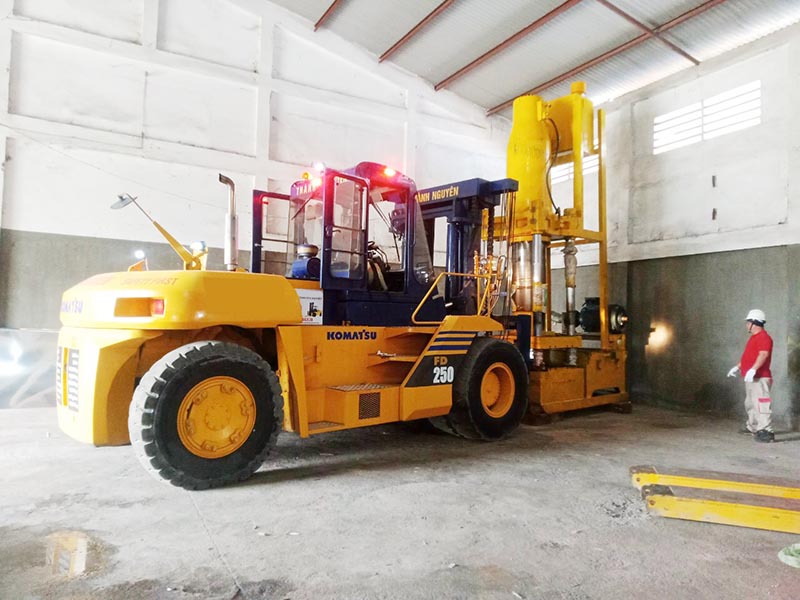 xe nâng hàng 25 tấn Komatsu làm việc trong nhà máy