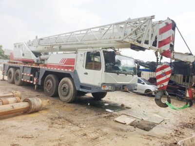 Xe cẩu bánh lốp 70 tấn Zoomlion QY70V