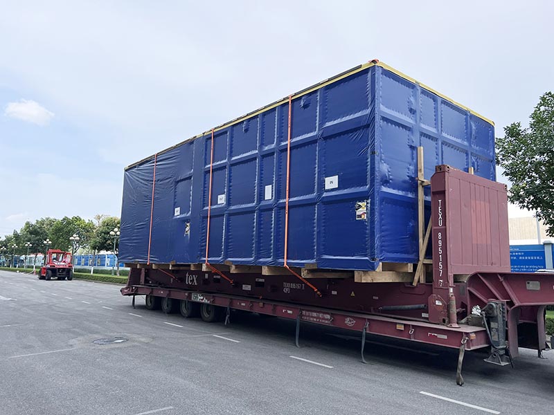 thiết bị công nghiệp hạng nặng được đóng thùng và vận chuyển bằng xe fooc