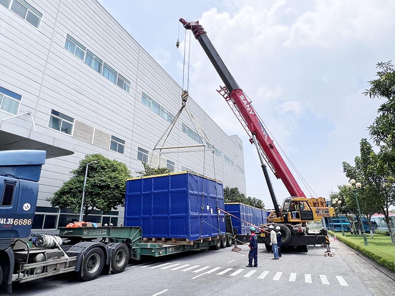 xe cẩu hạ thùng hàng đóng sẵn từ xe fooc vận chuyển xuống vị trí tập kết tại nhà máy
