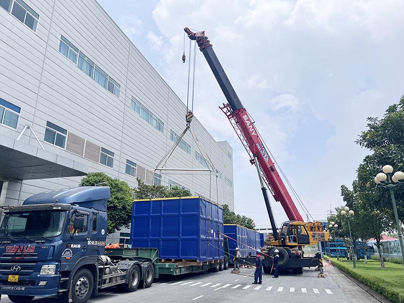 xe cẩu hạ thùng hàng từ xe fooc vận chuyển