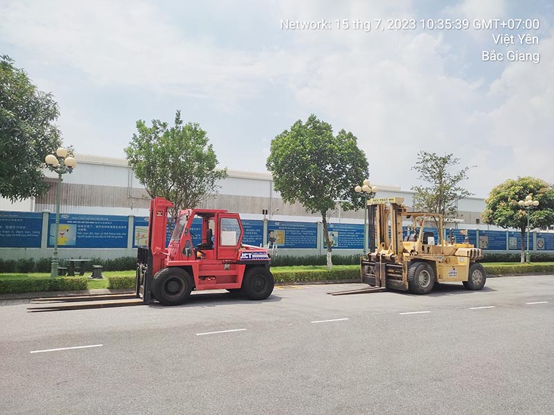 xe nâng hàng lắp đặt máy công nghiệp