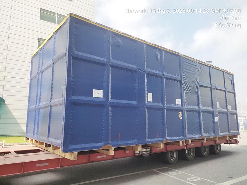máy công nghiệp hạng nặng được vận chuyển bằng xe fooc