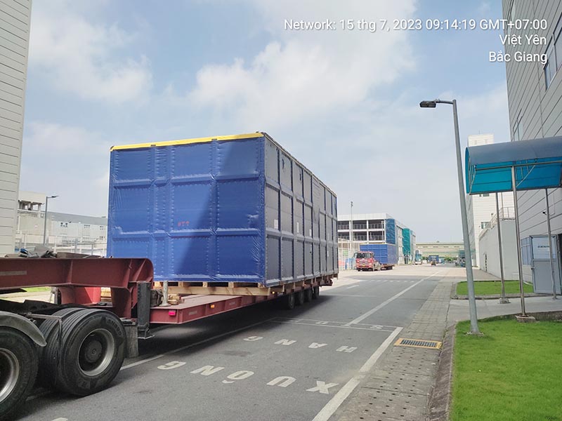 máy công nghiệp được vận chuyển bằng xe fooc