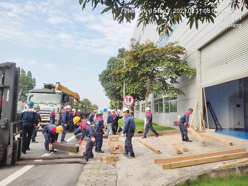 công nhân chuẩn bị mặt bằng để cẩu máy công nghiệp vào vị trí