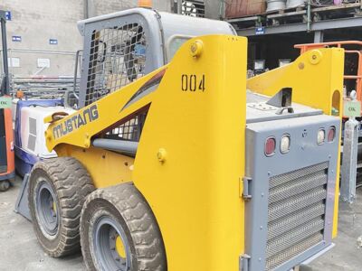 Xe xúc lật Gehl Mustang 1650R