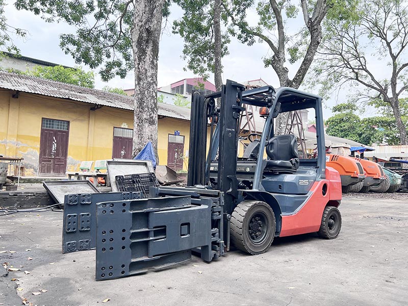 xe nâng hàng trang bị kẹp vuông
