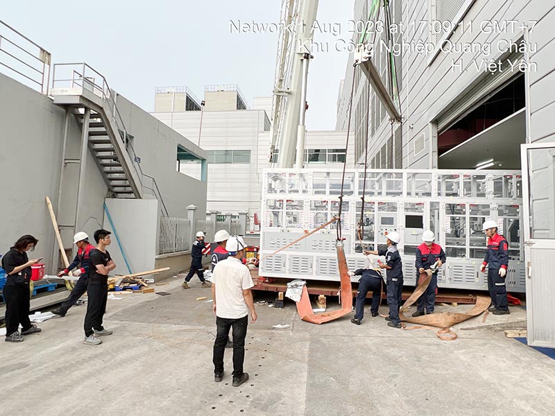 sử dụng xe cẩu bánh lốp di chuyển máy công nghiệp vào vị trí sản xuất