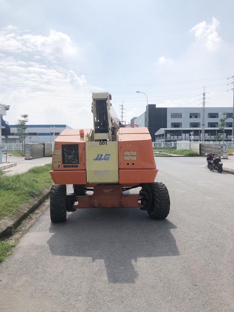 xe nâng người boomlift di chuyển ngoài nhà máy