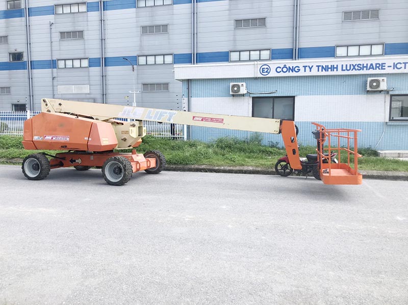 xe nâng người boomlift 26m làm việc JLG