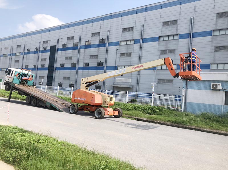 xe nâng người boomlift 26m làm việc