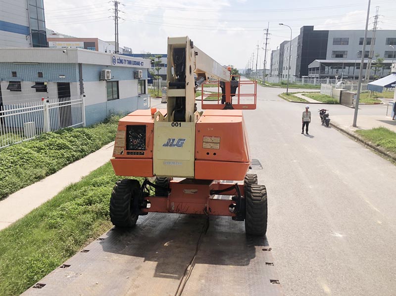 xe nâng người boomlift 26m làm việc