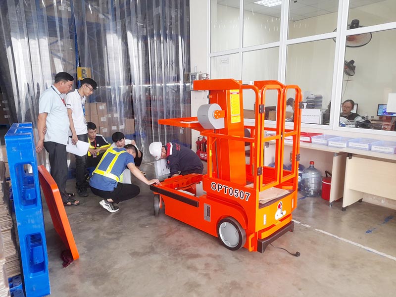 Xe nâng người lên thẳng Dingli