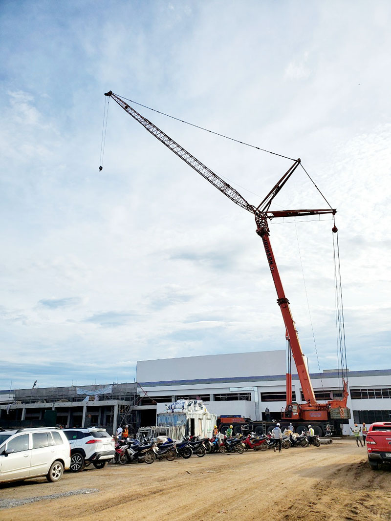 xe cẩu bánh lốp làm việc tại công trường xây dựng