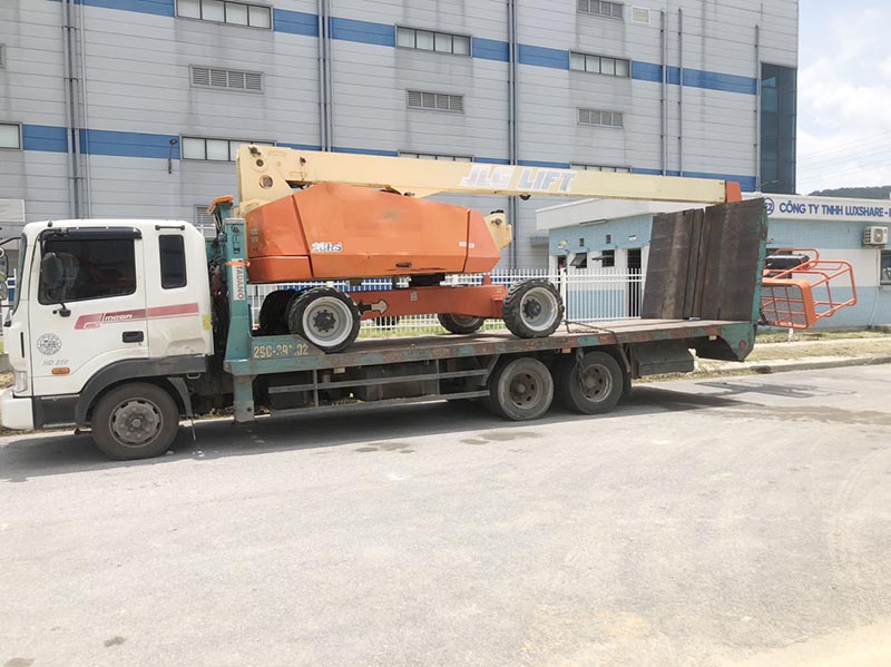 xe nâng đầu vận chuyển thiết bị nâng người xe nâng người boomlift JLG