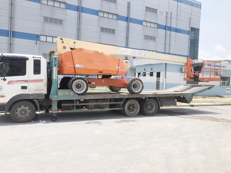 vận chuyển xe nâng người boomlift 26m bằng xe nâng đầu