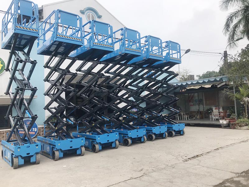 xe nâng người cắt kéo
