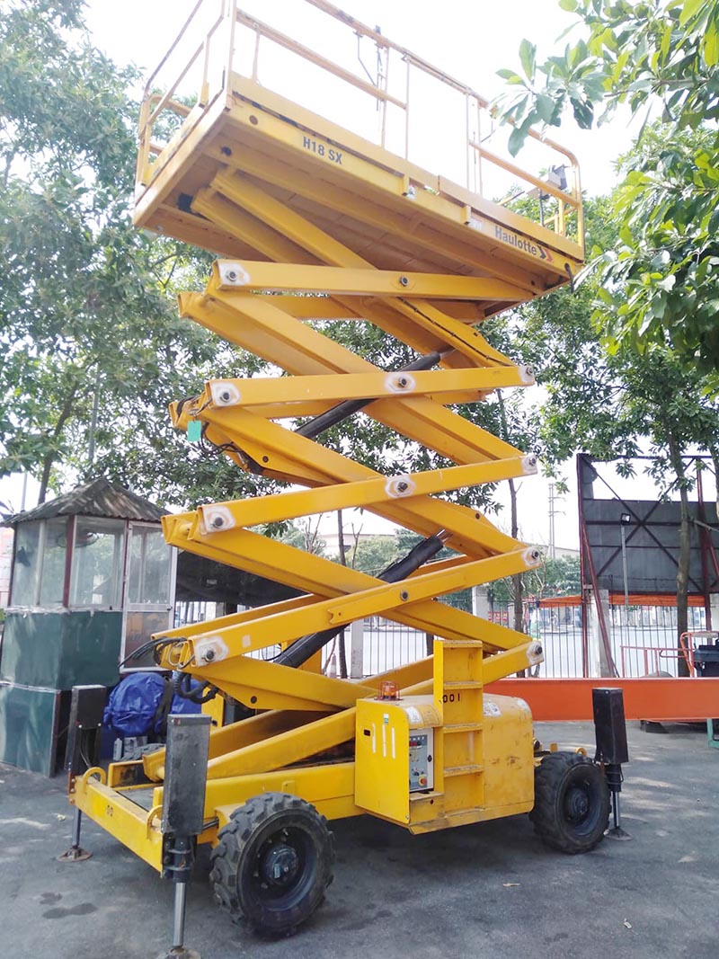 xe nâng người cắt kéo 18 mét làm việc H18SX