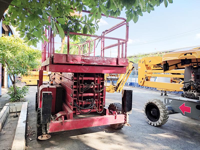 xe nâng người dạng cắt kéo 18 mét làm việc
