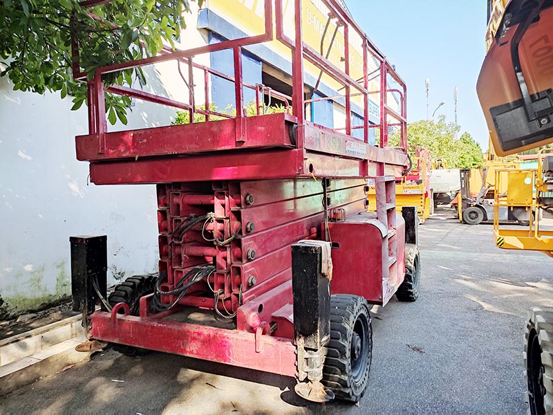 xe nâng người dạng cắt kéo