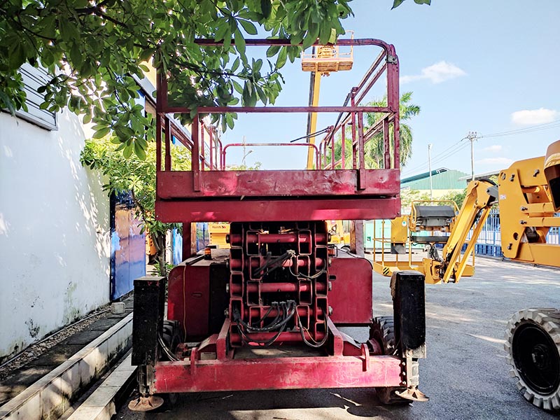 xe nâng người dạng cắt kéo đang xếp gọn