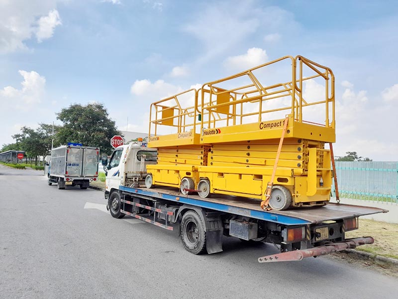 vận chuyển hai xe nâng người cắt kéo 12 mét làm việc bằng xe trượt sàn